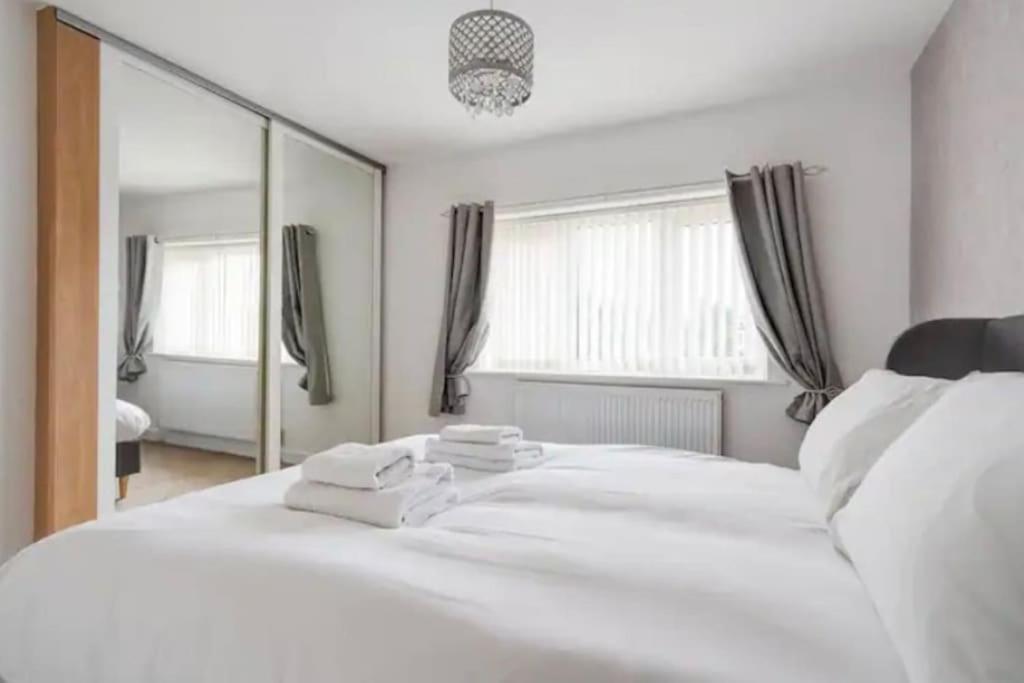 Vila Newly Renovated House Near Trafford Centre Manchester Exteriér fotografie