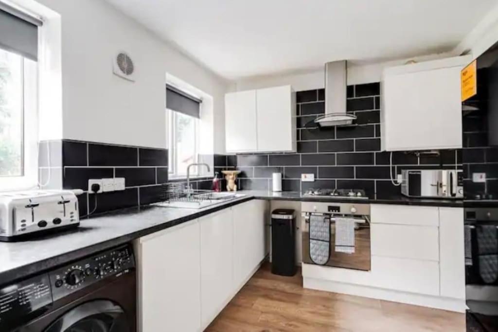 Vila Newly Renovated House Near Trafford Centre Manchester Exteriér fotografie
